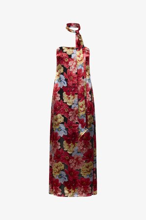 Stropfri maxikjole med tilhørende halstørklæde, der har et dristigt blomsterprint i rødt, gult, pink og blåt på sort baggrund.