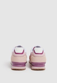 Sneakers med en rosa mocka- och mesh-överdela, vita accenter och en lila häl. Har en texturerad sula och "PEPE JEANS"-logotyp på baksidan.