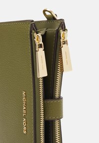 MICHAEL Michael Kors JET SET WRISTLET - Maks - smokey olive