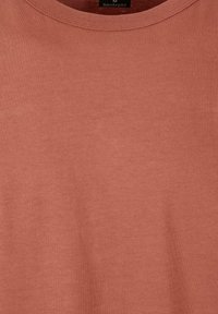 Cămașă din bumbac de culoare roz prăfuită, cu guler rotund. Textură netedă și design simplu, etichetată "Fabricat în Bangladesh."
