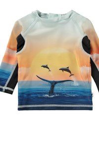 Lange mouw zwemshirt met een ontwerp van een blauwe oceaan en zonsondergang met dolfijnen, gemaakt van rekbare stof, met zwarte zijpanelen en contrasterende stiksels.