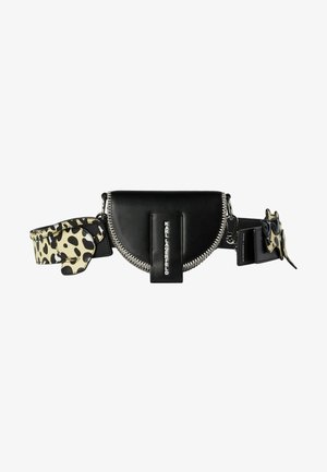 Bolso de cinturón de cuero negro en forma de media luna con grandes costuras plateadas, correa con estampado de leopardo y parches decorativos en forma de perro en los lados.