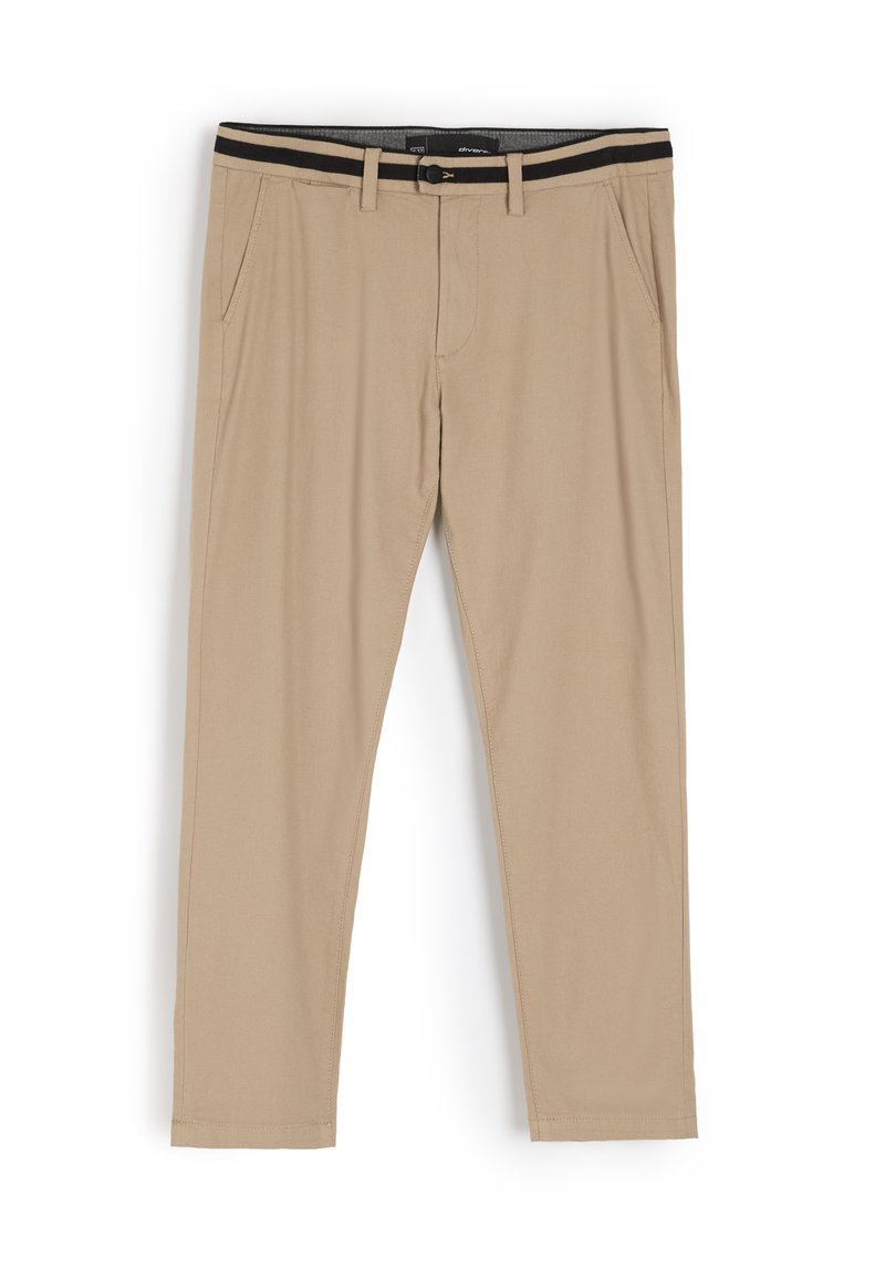 Khaki chinos wykonane z tkaniny bawełnianej; mają dwa przednie kieszenie, czarną talię i prosty krój nogawki.