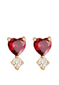Boucles d'oreilles en forme de cœur en gemme rouge avec des accents de cristal clair, montées en métal doré, présentant une texture lisse et une finition polie.