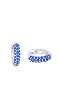 Pendientes de aro de plata con una fila de piedras preciosas azules, en corte redondo, con un acabado pulido y un diseño liso y redondeado.