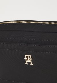 Tommy Hilfiger SPRING CAMERA BAG - Sac bandoulière - black