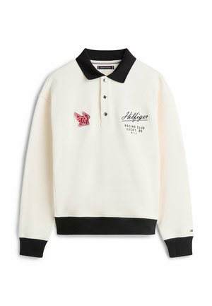 Cremefarbenes Langarm-Poloshirt mit schwarzem Kragen und Bündchen, Knopfleiste sowie besticktem rotem Logo und Text "Hilfiger Racing Club Lucky 85 N.Y.C."