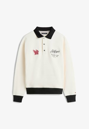 Cremefarbenes Langarm-Poloshirt mit schwarzem Kragen und Bündchen, Knopfleiste sowie besticktem rotem Logo und Text "Hilfiger Racing Club Lucky 85 N.Y.C."