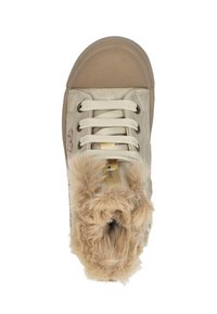 Beige hoogtop sneakers met een textuur van faux fur kraag, vetersluiting, metalen accenten en rubberen zool. Voorzien van decoratieve stiksels.
