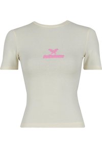 Kratkām piedurknēm krēmkrāsas tops, izgatavots no mīksta auduma, ar rozā "felicious" logotipu un tauriņu dizainu uz krūtīm. Saskaņota silueta.