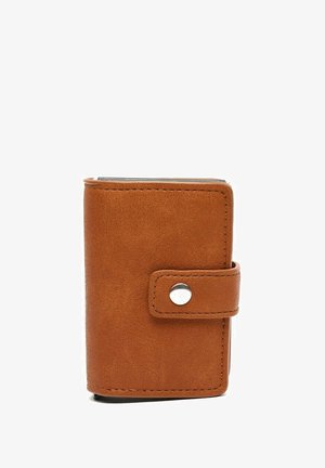 Bruin leren portemonnee met een gestructureerde afwerking, voorzien van een drukknoopsluiting en een ronde metalen accent, rechthoekige vorm.