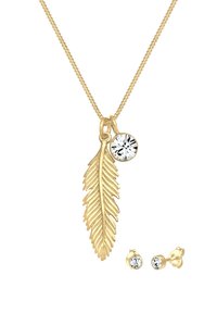 Goldkette mit einem gefiederten Anhänger, der einen klaren Kristall zeigt, sowie passenden goldenen Steckerohrringen. Beide Teile haben eine polierte Oberfläche.