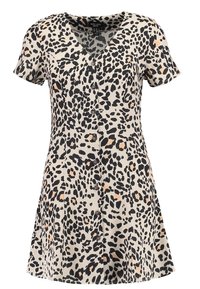 Abito leopardato con maniche corte, scollatura a V, apertura con bottoni davanti e gonna svasata. Il tessuto presenta uno sfondo beige con macchie nere e marroni.
