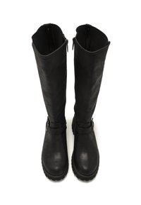 Botas negras hasta la rodilla hechas de cuero suave, con un acento de hebilla, parte superior texturizada y una suela robusta con tracción. Cierre con cremallera.