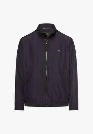 Zwarte lichtgewicht herenjas met ritssluiting, opstaande kraag en zijzakken, met een klein logo op de borst.