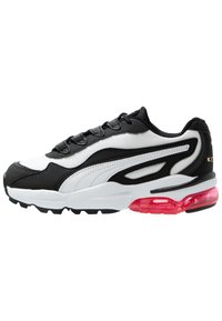 Svart och vit sportig sneaker med överdel i mesh och syntetmaterial, utrustad med en framträdande rosa luftsole och kontrasterande texturerade detaljer.