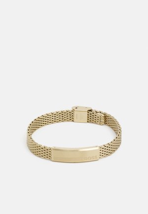 Bracciale in rete dorata con una piastra piatta incisa con la parola "BOSS". Il design è elegante con una texture metallica e una chiusura sicura.