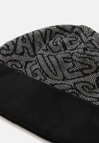 Beanie nera con design texture e lettering e motivi grigi intrecciati. Rifinita con un risvolto nero solido nella parte inferiore.