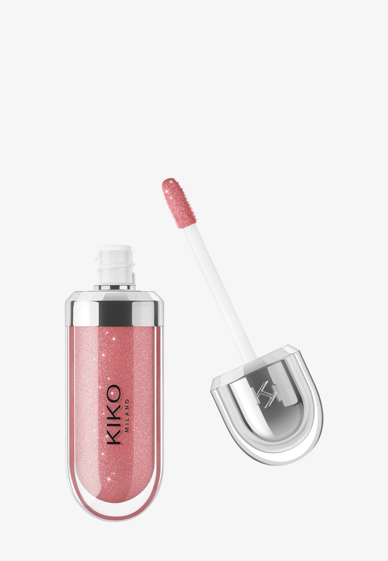 Gloss à lèvres à paillettes roses Kiko Milano avec bouchon argenté, applicateur en baguette trempé dans le gloss, isolé sur fond blanc.