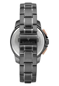 RVS Maserati-horloge met een geborstelde afwerking, voorzien van een schakelarmband, zwarte kast en roségouden accenten op de kroon.