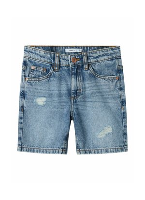 Shorts de mezclilla en azul claro con parches desgastados, diseño de cinco bolsillos y un cierre de botón marrón en la cintura. Presenta toques desgastados.