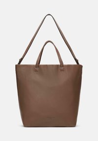 Bruine leren tote bag met twee korte handvatten en een lange schouderband. Minimalistisch ontwerp, gladde textuur en subtiele logo-details.