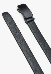 Zwarte leren riem met een textuurafwerking, voorzien van een elegante zwarte metalen gesp en een soepele, geïntegreerde sluitmechanisme.