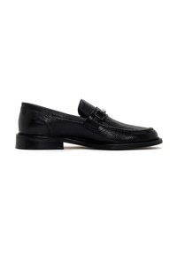 Mocasines de cuero negro con un acabado texturizado, puntera redondeada y un pequeño detalle de hebilla en la correa. Detalle de tacón bajo.