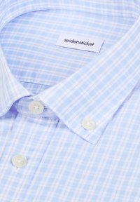 Chemise à carreaux bleu clair et blanc avec col boutonné et étiquette de marque "seidensticker" à l'intérieur du col.