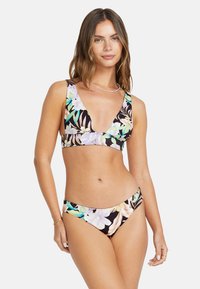 Blommig bikini-set med en djup V-ringning på toppen och låg midja på botten. Svart bas med flerfärgade blommönster och en slät tygtextur.