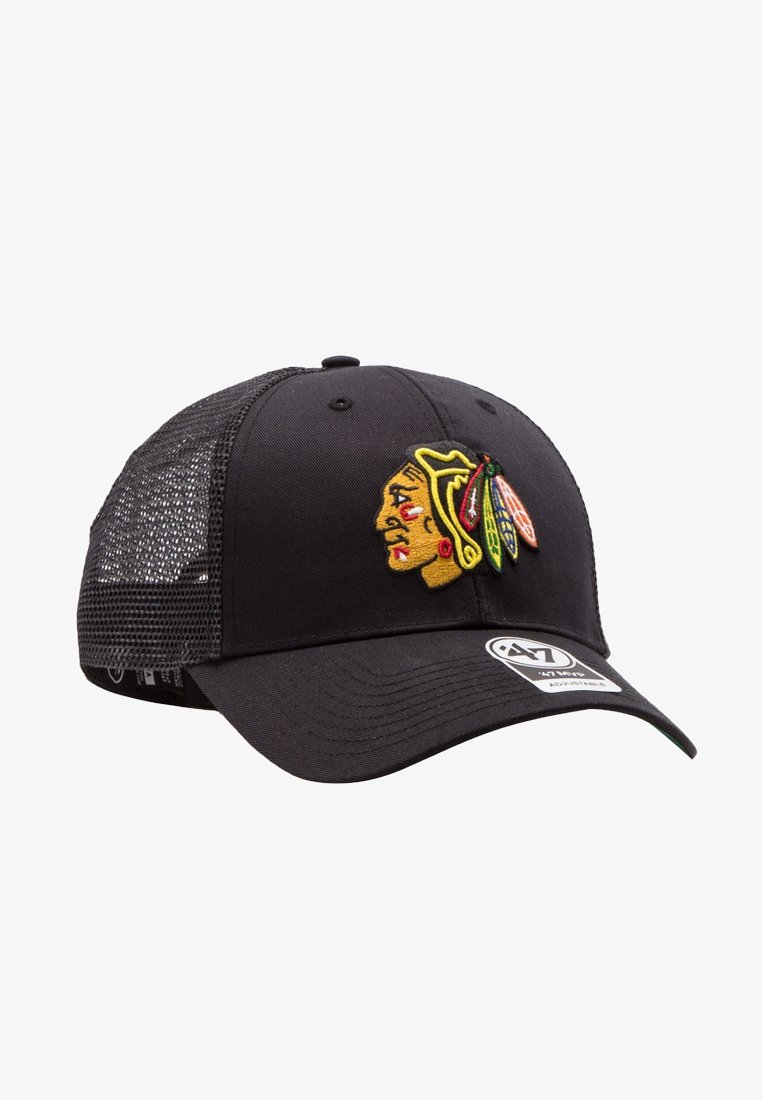 Schwarze Baseballmütze mit Netzrücken, die auf der Vorderseite ein gesticktes Logo eines amerikanischen Ureinwohnerkopfes in lebhaften Farben zeigt.