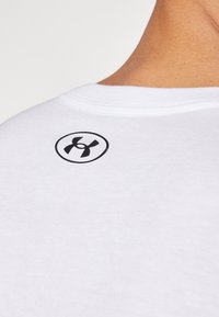 Under Armour STACKED LOGO  - Základné tričko - white/black