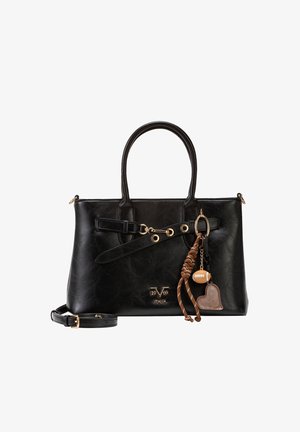 Zwarte leren handtas met dubbele handgrepen aan de bovenkant, afneembare schouderriem, gouden logo en een bruine gevlochten sleutelhanger met hart- en voetbalbedels.