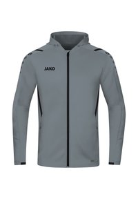 Giacca sportiva grigia con cappuccio, dettagli neri, zip frontale completa e logo. Presenta pannelli testurizzati e bottoni sulle spalle.