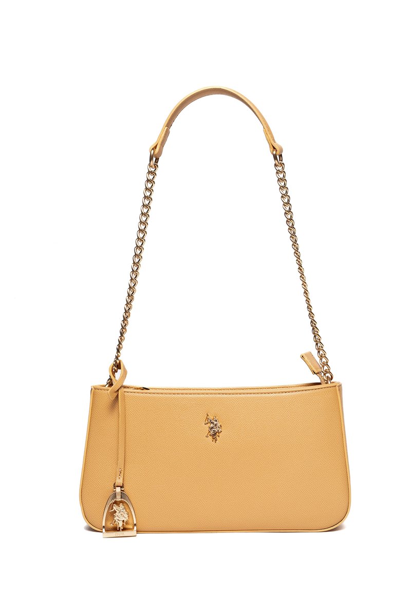 Borsa a tracolla in pelle gialla con texture liscia, forma rettangolare, manico a catena e un ciondolo decorativo con design di un cavallo.