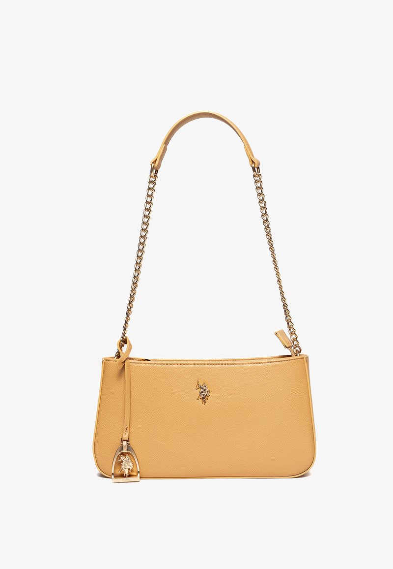 Borsa a tracolla in pelle gialla con texture liscia, forma rettangolare, manico a catena e un ciondolo decorativo con design di un cavallo.