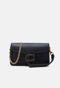 Bolso de cuero negro con cadena dorada, con un gran cierre circular y una superficie texturizada; diseñado para su uso como bandolera.