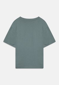 Tricou cu mâneci scurte, guler rotund, din bumbac moale, teal estompat. Prezintă un spate simplu, neted, cu o linie de tiv dreaptă și cusături curățate.