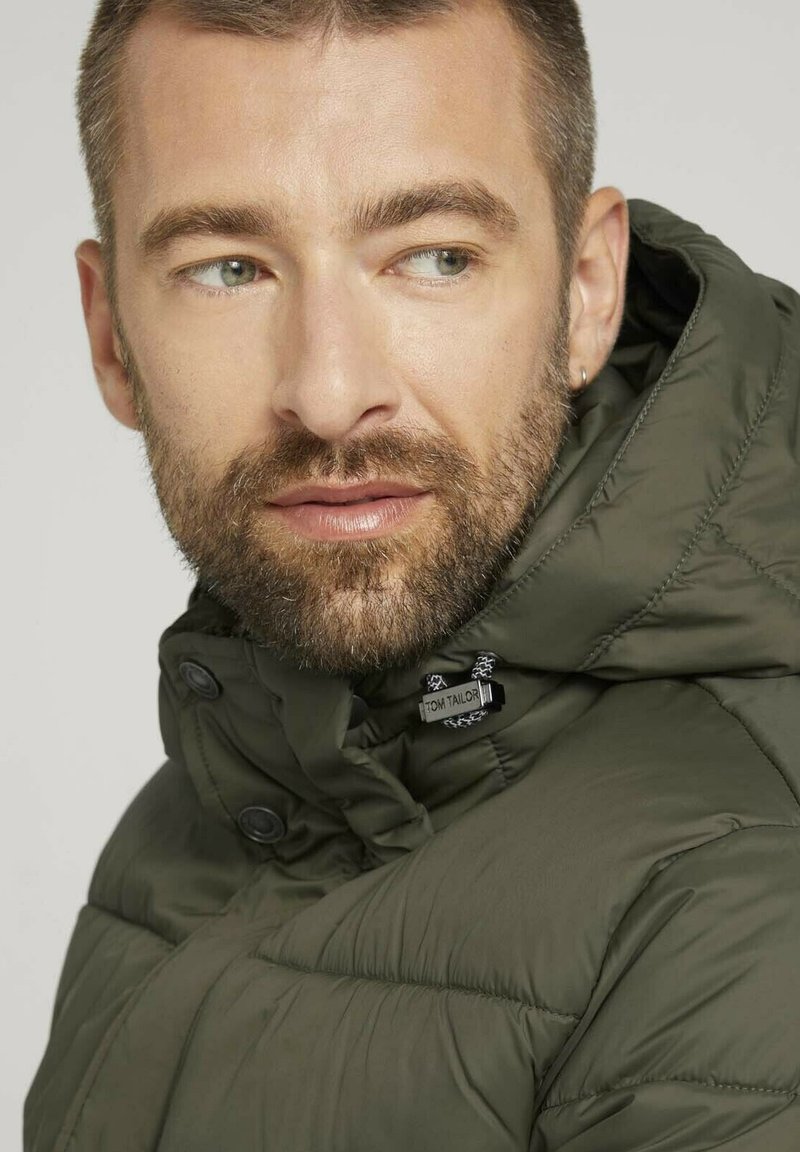 Herren Trenchcoats | TOM TAILOR LONG PUFFER Wintermantel olive night green/oliv - WT94206 Herren Trenchcoats | TOM TAILOR LONG PUFFER Wintermantel olive night green/oliv - WT94206