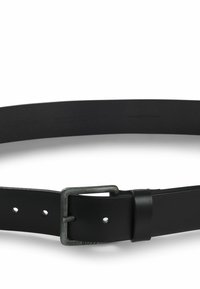 Cinturón de cuero negro con una textura suave, que presenta una hebilla metálica rectangular y agujeros de ajuste a lo largo de la correa para el tamaño.