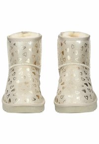 Hellbraune Knöchelstiefel mit einem weichen weißen Futter, das ein Muster aus metallischen Herzen in Gold und Silber auf einer strukturierten, schimmernden Oberfläche zeigt.