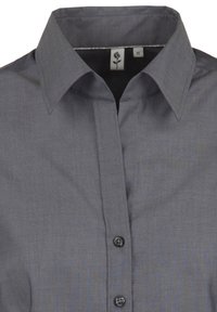 Grå knapp-up skjorta med spetsig krage, två synliga knappar och en etikett som visar storlek 36 samt en blomlogotyp inuti kragen.