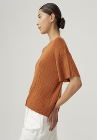 THE FATED ZIMMY - Basic T-shirt - burnt orange