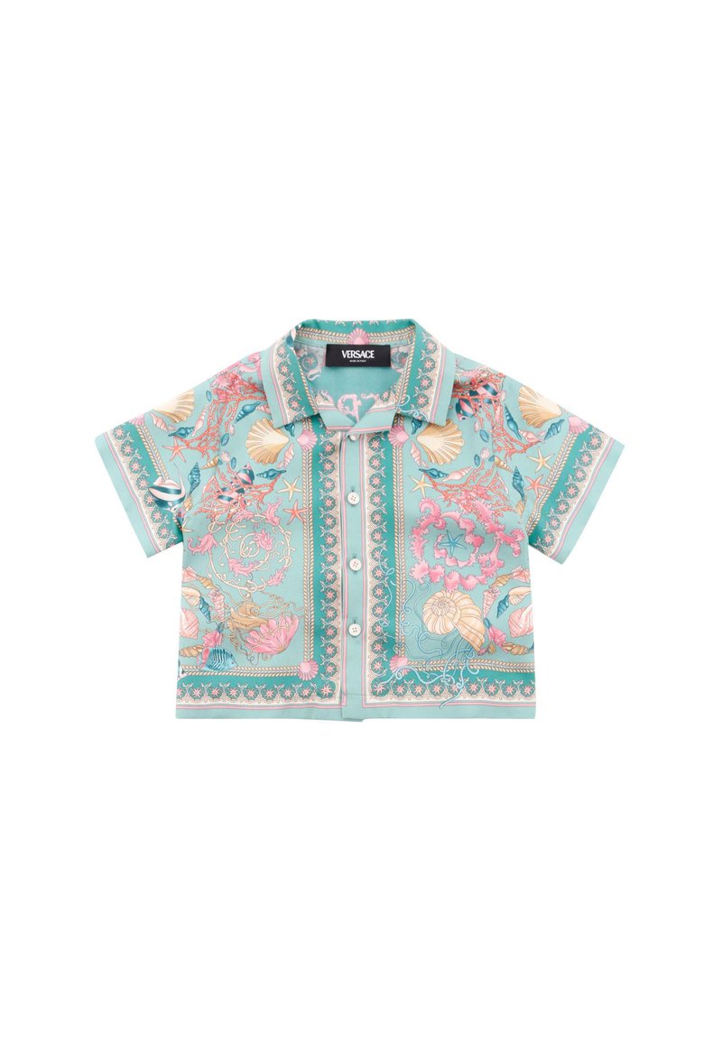Korte mouwen, turquoise blouse met bloemen- en schelpprint, voorzien van een shirtkraag, knoopsluiting aan de voorkant en een lichte stof.