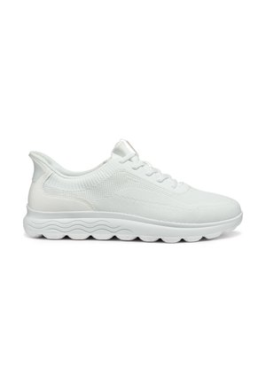Zapatillas deportivas blancas con parte superior de malla transpirable, diseño texturizado, talón elástico y suela acolchada con patrones en forma de ola.