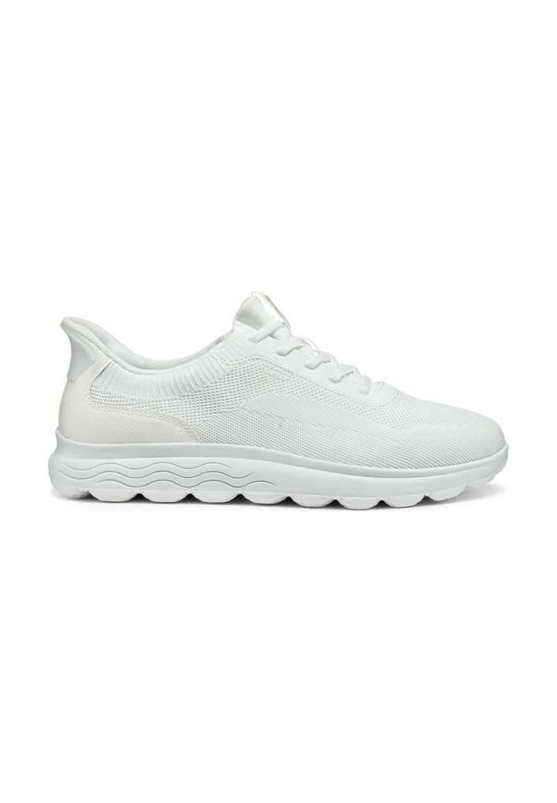Scarpe sportive bianche con una tomaia in mesh traspirante, design testurizzato, tallone elastico e una suola imbottita caratterizzata da motivi a onda.