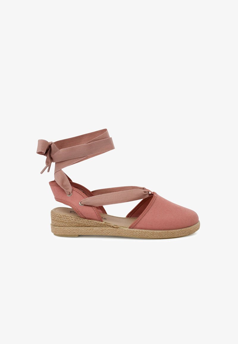 Espadrille en toile rose avec des brides croisées à la cheville, talon compensé et détail en jute le long de la semelle. Texture lisse et design minimaliste.