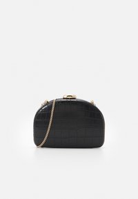Bolso negro con relieve de cocodrilo, de forma redondeada, herrajes dorados y una correa de cadena extraíble. Textura suave; cerrado con un broche.