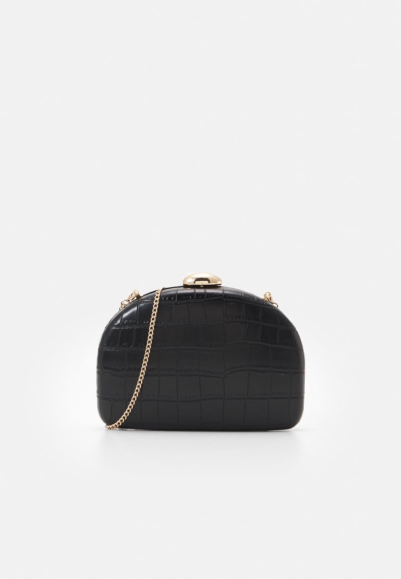 Bolso negro con relieve de cocodrilo, de forma redondeada, herrajes dorados y una correa de cadena extraíble. Textura suave; cerrado con un broche.