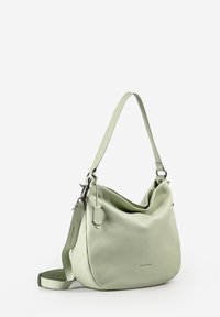 Borsa a tracolla in morbida pelle verde chiaro con tracolla regolabile e fibbie in metallo argentato su sfondo bianco uniforme.